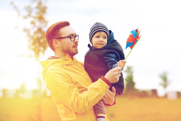 Glücklicher Vater und Sohn mit Windrad-Spielzeug im Freien — Stockfoto