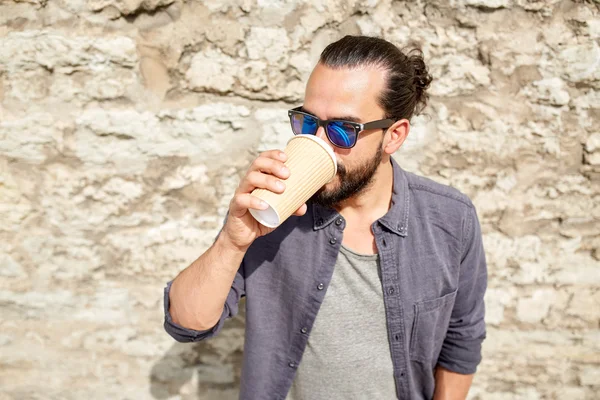 Uomo che beve caffè dalla tazza di carta sulla strada — Foto Stock