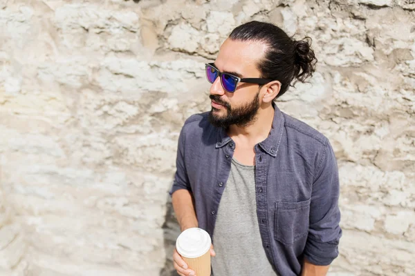 Uomo che beve caffè dalla tazza di carta sulla strada — Foto Stock