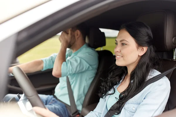Žena, která řídila auto a muž pokrývající obličej s dlaní — Stock fotografie