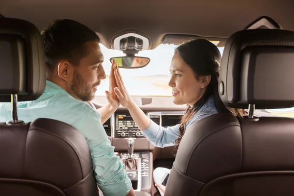 Homem feliz e mulher dirigindo no carro — Fotografia de Stock