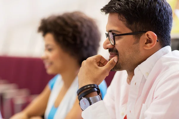 Internationale Studenten im Hörsaal — Stockfoto