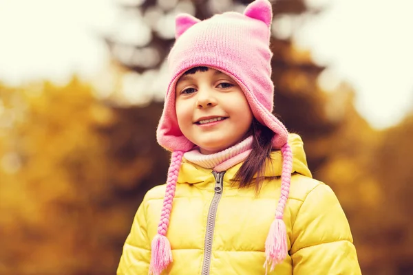 Feliz linda menina retrato ao ar livre Fotos De Bancos De Imagens Sem Royalties