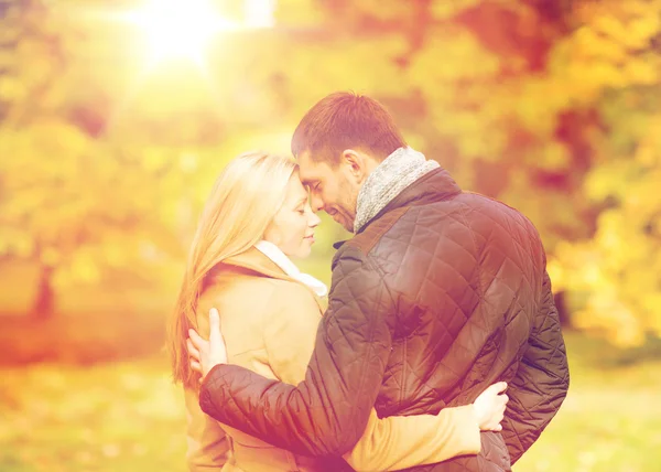 Casal romântico beijando no parque de outono — Fotografia de Stock