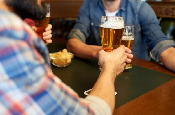 Glückliche männliche Freunde, die Bier in der Bar oder Kneipe trinken — Stockfoto