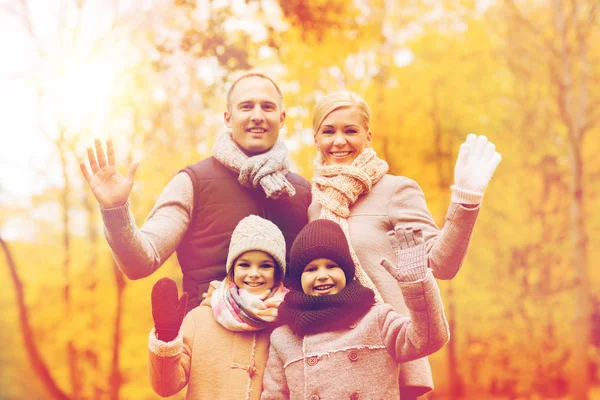 Sonbahar parkında mutlu bir aile — Stok fotoğraf