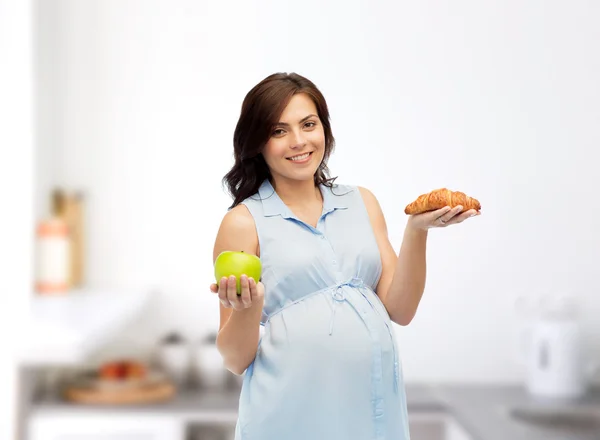 リンゴとクロワッサンと幸せな妊娠中の女性 — ストック写真