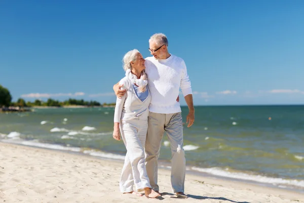 Feliz pareja de ancianos abrazándose en la playa de verano — Foto de Stock