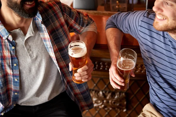 Boldog férfi meg sört, a bárban vagy kocsmában — Stock Fotó