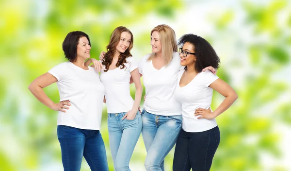 Groupe de femmes heureuses différentes en t-shirts blancs — Photo