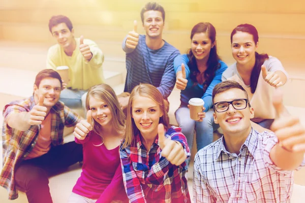 Grupo de estudantes sorridentes com copos de café de papel — Fotografia de Stock