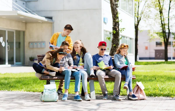 Skupina studentů s notebookem na školním dvoře — Stock fotografie