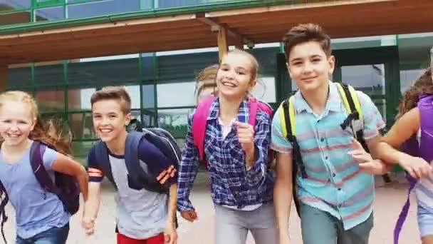 Groupe d'élèves heureux de l'école élémentaire courir — Video