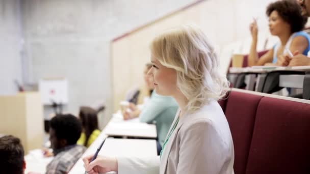 Studenti e insegnante a bordo bianco sulla lezione — Video Stock