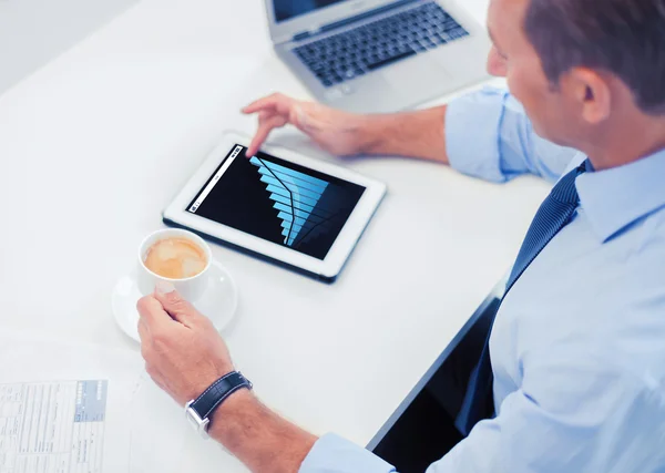 Om de afaceri cu diagramă pe tabletă PC și cafea — Fotografie, imagine de stoc