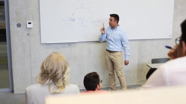 Studenter och lärare på Whiteboard på fö — Stockvideo