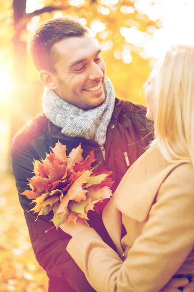 Coppia romantica nel parco autunnale — Foto Stock