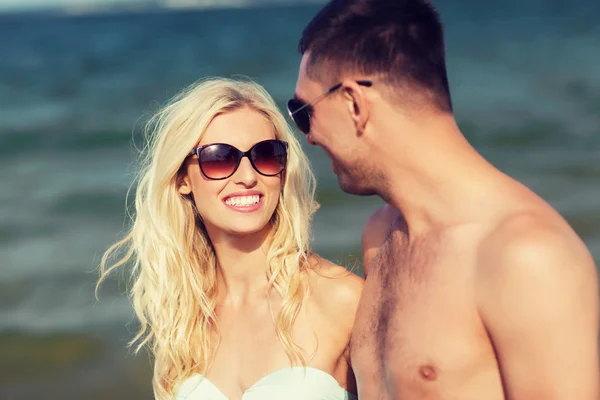 Casal feliz em roupa de banho andando na praia de verão — Fotografia de Stock
