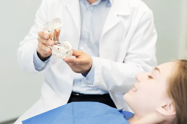 Close up de dentista mostrando maquete dentes para menina — Fotografia de Stock