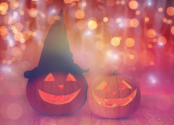 Närbild på snidade Halloweenpumpor på bord — Stockfoto
