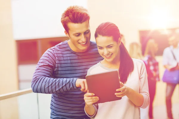 Grupp av leende studenter tablet pc-dator — Stockfoto