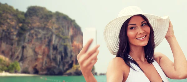 Jeune femme prenant selfie avec smartphone — Photo