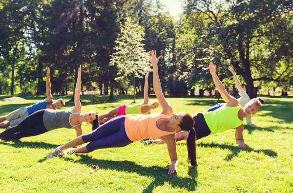 Grupo de amigos felizes exercitando ao ar livre — Fotografia de Stock