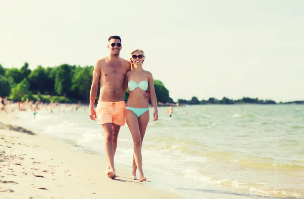 Casal feliz em roupa de banho andando na praia de verão — Fotografia de Stock