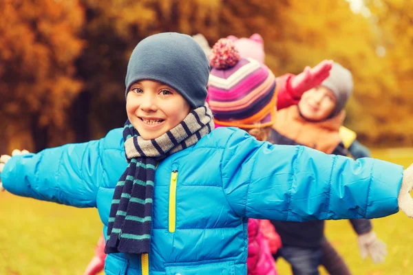 Gruppe fröhlicher Kinder vergnügt sich im Herbstpark — Stockfoto