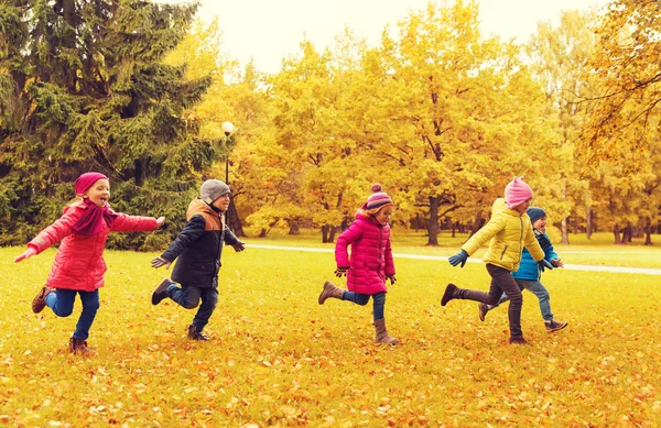 Groep van gelukkig weinig kinderen lopen buiten — Stockfoto