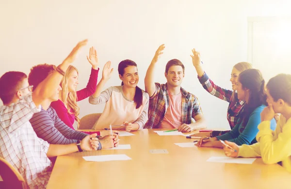 Gruppo di studenti sorridenti votanti — Foto Stock