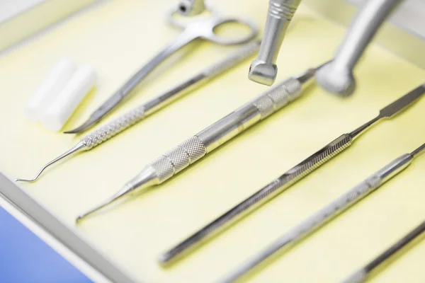 Primer plano de los instrumentos dentales — Foto de Stock