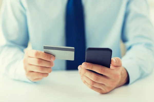 Close up of hands with smart phone and credit card — Stock Photo, Image