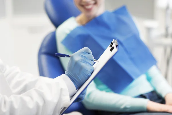 Bir dişçi Pano ve hasta ile yakın çekim — Stok fotoğraf
