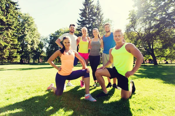Grupo de amigos felices haciendo ejercicio al aire libre — Foto de Stock