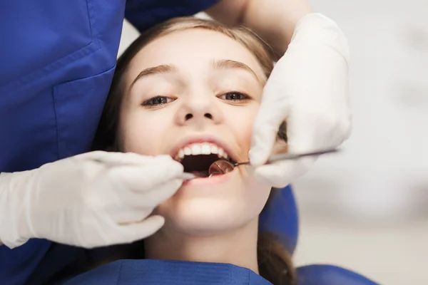 Dentiste femelle vérifier patient fille dents — Photo