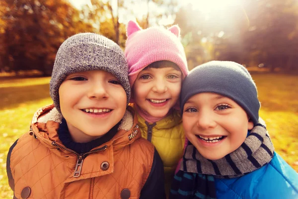 Groupe d'enfants heureux câlins dans le parc d'automne — Photo