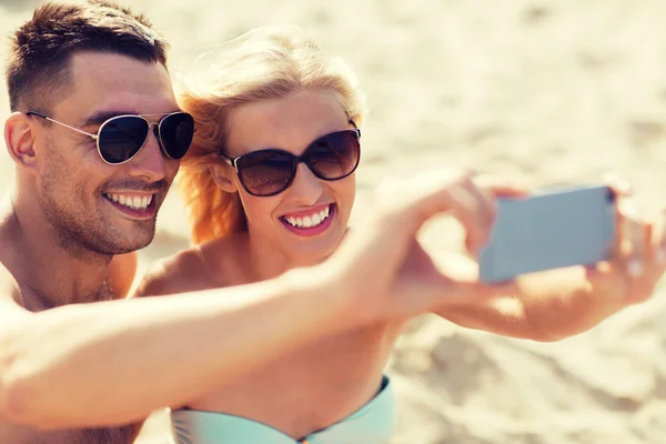 Gelukkige paar in badmode lopen op zomer strand — Stockfoto