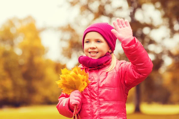 Joyeux beau portrait de petite fille en plein air — Photo