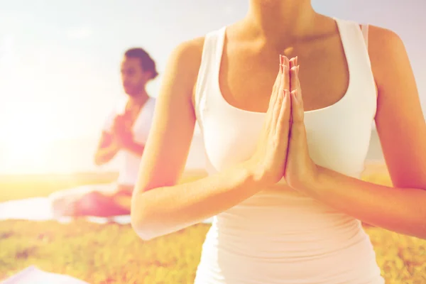 Yoga egzersizleri açık havada yapma birkaç yakın çekim — Stok fotoğraf