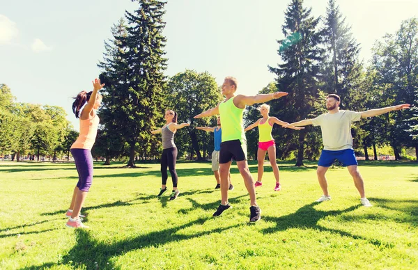 Grupo de amigos felices haciendo ejercicio al aire libre — Foto de Stock