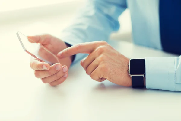 Close up van handen met slimme telefoon en horloge — Stockfoto