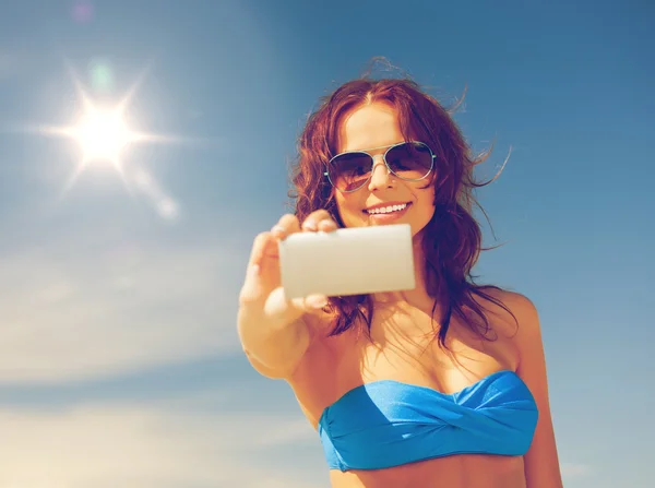 Sahilde telefon ile mutlu bir kadın — Stok fotoğraf