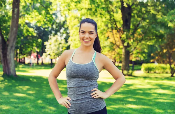 Glad ung kvinna tränar utomhus — Stockfoto