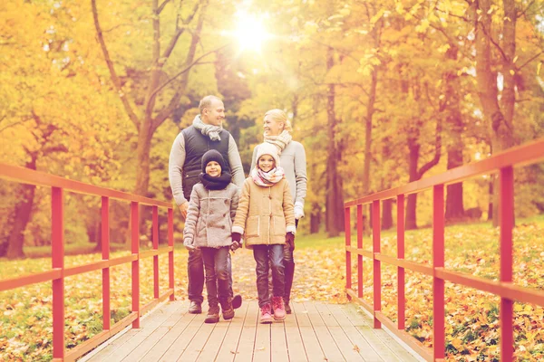 Sonbahar parkında mutlu bir aile — Stok fotoğraf