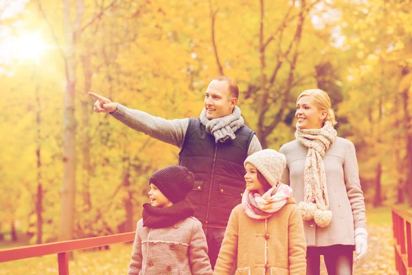 Famiglia felice nel parco autunnale — Foto Stock