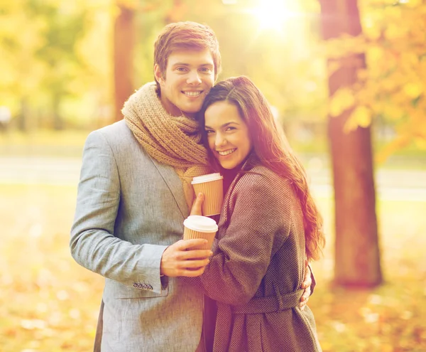 Pareja romántica en el parque de otoño — Foto de Stock