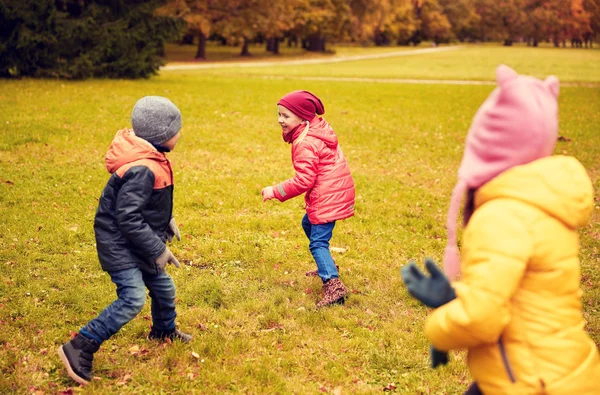 屋外を実行して幸せな小さな子供のグループ — ストック写真