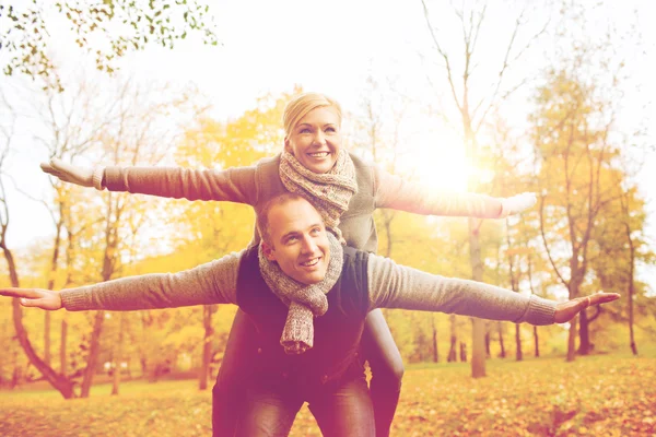 Gülümseyen çift sonbahar parkta eğleniyor — Stok fotoğraf