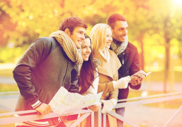 Paare mit Touristenkarte im Herbstpark — Stockfoto